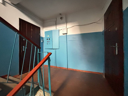 Продам многокомнатную квартиру, Строителей ул, 15, Белые Берега рп