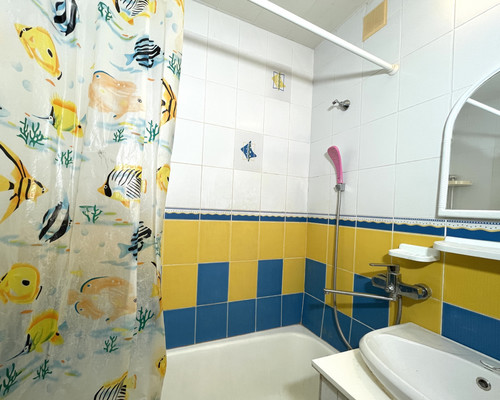 Продам трехкомнатную (3-комн.) квартиру, Молодежная ул, 11, Волгодонск г