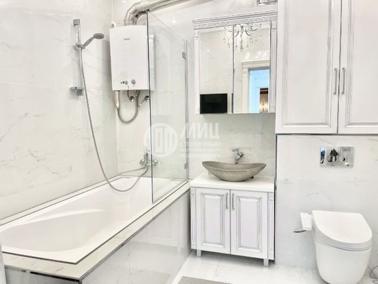 Продам двухкомнатную (2-комн.) квартиру, Большая Садовая ул, 1, Москва г