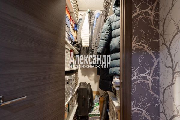 Продам трехкомнатную (3-комн.) квартиру, Брюсовская ул, 5к2, Санкт-Петербург г