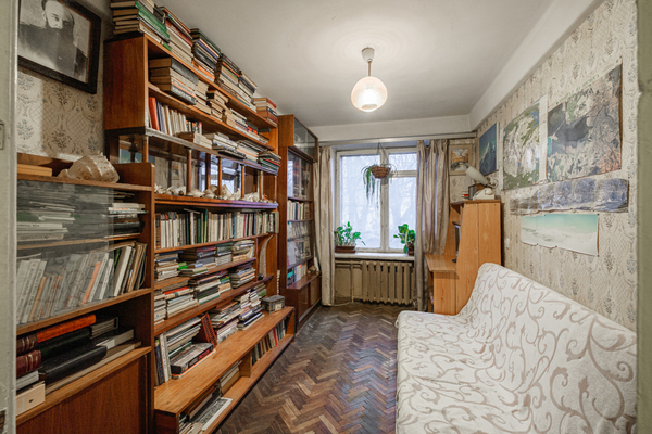 Продам трехкомнатную (3-комн.) квартиру, Новоизмайловский пр-кт, 13, Санкт-Петербург г