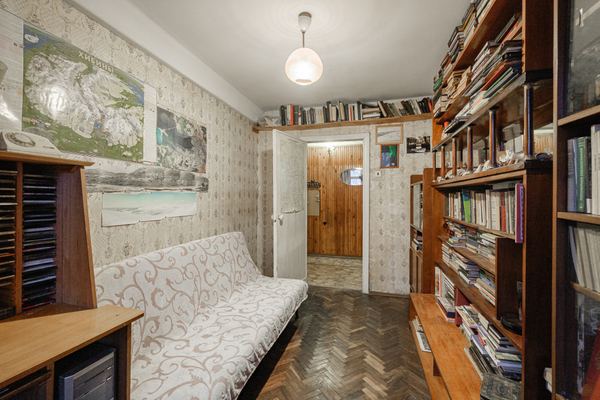 Продам трехкомнатную (3-комн.) квартиру, Новоизмайловский пр-кт, 13, Санкт-Петербург г