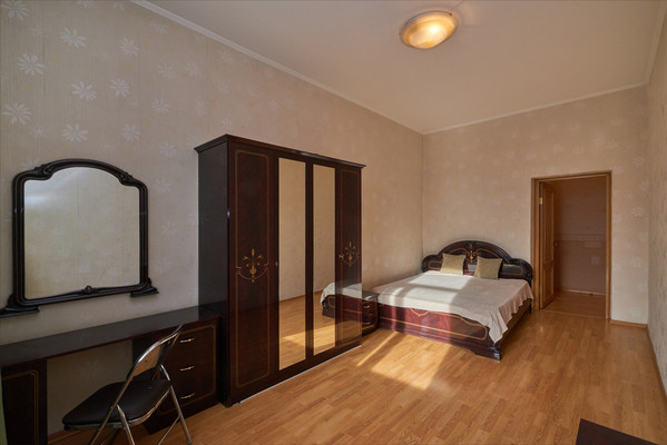 Продам трехкомнатную (3-комн.) квартиру, Ленина ул, 9, Иркутск г