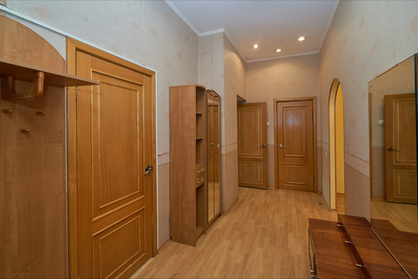 Продам трехкомнатную (3-комн.) квартиру, Ленина ул, 9, Иркутск г