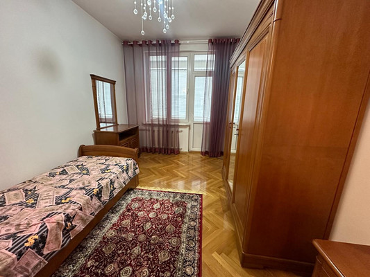 Продам трехкомнатную (3-комн.) квартиру, Журавлева ул, 4, Махачкала г