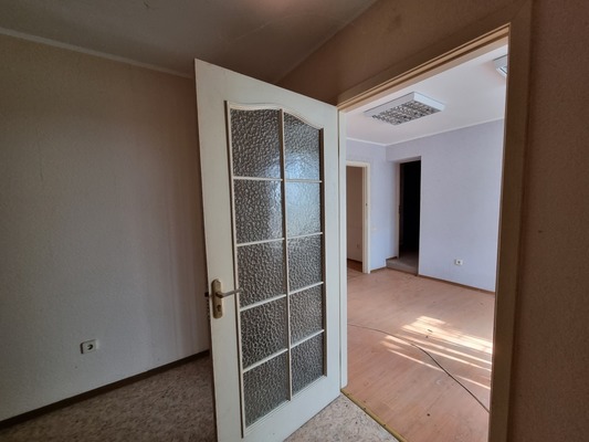 Продам трехкомнатную (3-комн.) квартиру, 60 лет СССР ул, 10, Алушта г