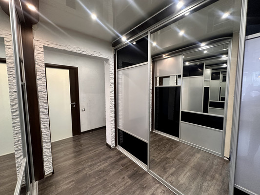 Продам трехкомнатную (3-комн.) квартиру, Авиаторов ул, 40, Красноярск г