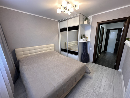 Продам трехкомнатную (3-комн.) квартиру, Авиаторов ул, 40, Красноярск г