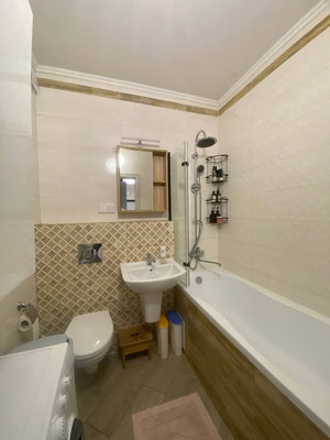 Продам двухкомнатную (2-комн.) квартиру, В.Денисова ул, 18, Калининград г