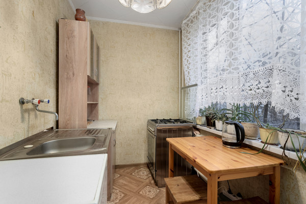 Продам трехкомнатную (3-комн.) квартиру, Тельмана ул, 44р, Санкт-Петербург г