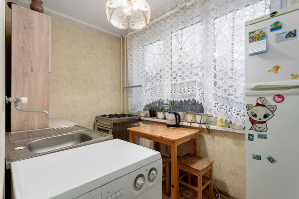 Продам трехкомнатную (3-комн.) квартиру, Тельмана ул, 44р, Санкт-Петербург г