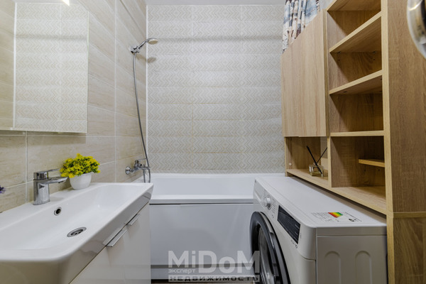 Продам двухкомнатную (2-комн.) квартиру, Петровский б-р, 25, Бугры п