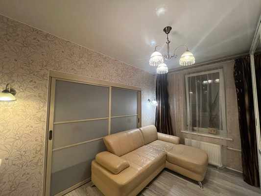 Сдам трехкомнатную (3-комн.) квартиру, Латышских Стрелков ул, 15к3, Санкт-Петербург г