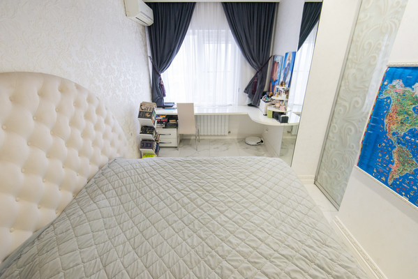 Продам трехкомнатную (3-комн.) квартиру, Варфоломеева ул, 222А, Ростов-на-Дону г