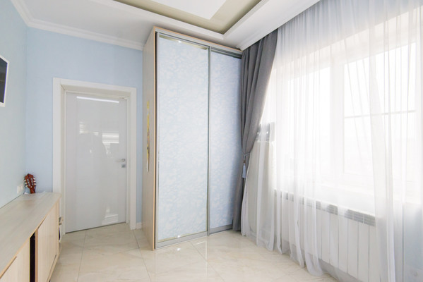 Продам трехкомнатную (3-комн.) квартиру, Варфоломеева ул, 222А, Ростов-на-Дону г