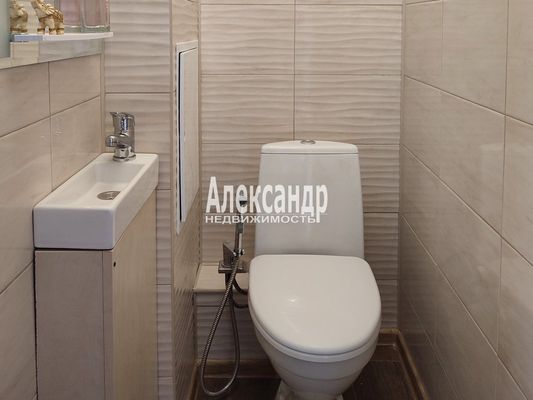 Продам двухкомнатную (2-комн.) квартиру, Екатерининская ул, 3/4, Мурино п