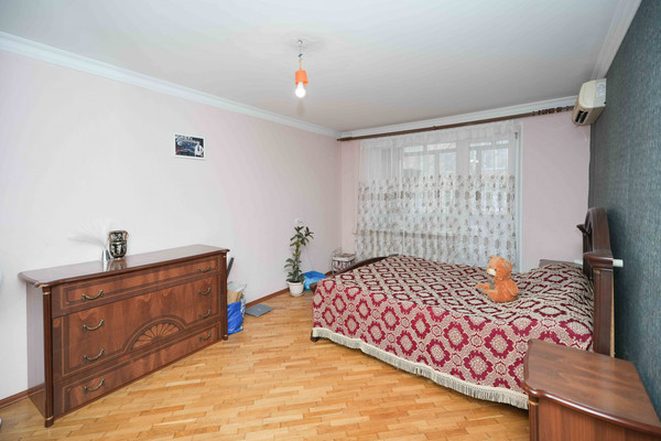 Продам трехкомнатную (3-комн.) квартиру, Черкасская ул, 43, Краснодар г