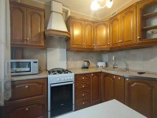 Продам трехкомнатную (3-комн.) квартиру, Пролетарская ул, 50А, Колпино г