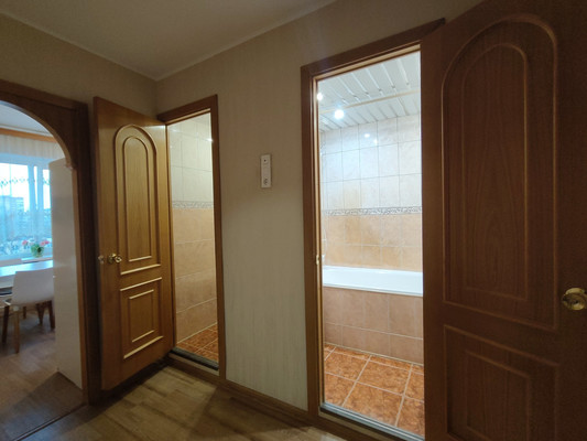 Продам трехкомнатную (3-комн.) квартиру, Пролетарская ул, 50А, Колпино г