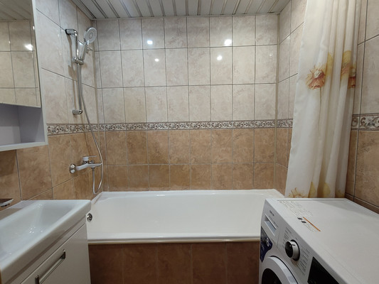 Продам трехкомнатную (3-комн.) квартиру, Пролетарская ул, 50А, Колпино г