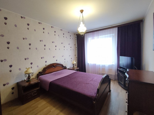 Продам трехкомнатную (3-комн.) квартиру, Пролетарская ул, 50А, Колпино г