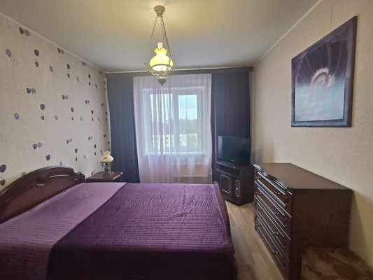 Продам трехкомнатную (3-комн.) квартиру, Пролетарская ул, 50А, Колпино г