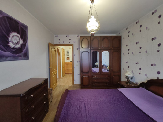 Продам трехкомнатную (3-комн.) квартиру, Пролетарская ул, 50А, Колпино г