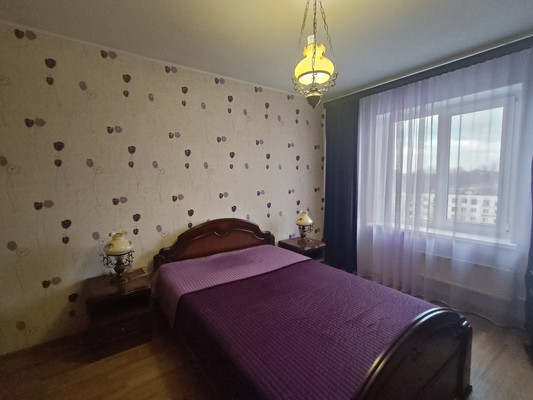 Продам трехкомнатную (3-комн.) квартиру, Пролетарская ул, 50А, Колпино г