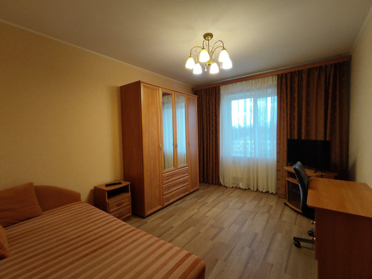 Продам трехкомнатную (3-комн.) квартиру, Пролетарская ул, 50А, Колпино г