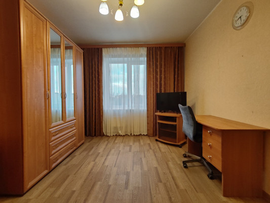 Продам трехкомнатную (3-комн.) квартиру, Пролетарская ул, 50А, Колпино г