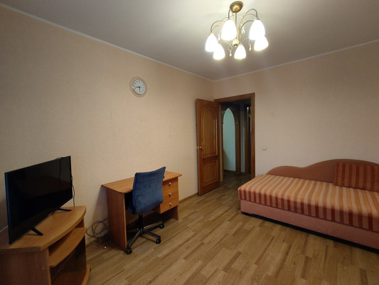 Продам трехкомнатную (3-комн.) квартиру, Пролетарская ул, 50А, Колпино г