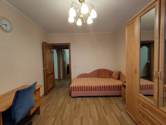 Продам трехкомнатную (3-комн.) квартиру, Пролетарская ул, 50А, Колпино г