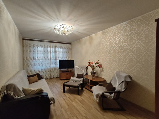 Продам трехкомнатную (3-комн.) квартиру, Пролетарская ул, 50А, Колпино г