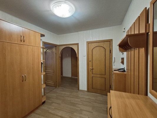 Продам трехкомнатную (3-комн.) квартиру, Пролетарская ул, 50А, Колпино г