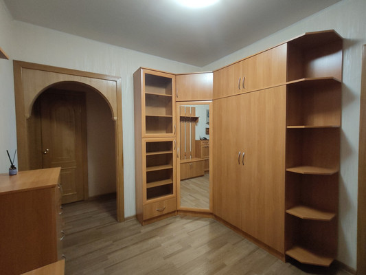 Продам трехкомнатную (3-комн.) квартиру, Пролетарская ул, 50А, Колпино г