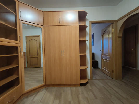 Продам трехкомнатную (3-комн.) квартиру, Пролетарская ул, 50А, Колпино г