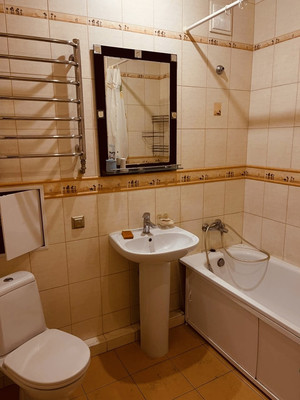 Продам трехкомнатную (3-комн.) квартиру, Ленина ул, 47, Алушта г