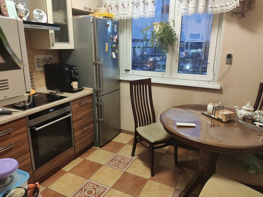 Продам двухкомнатную (2-комн.) квартиру, Крылатская ул, 31к1, Москва г