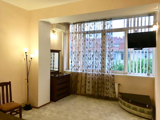 Продам однокомнатную (1-комн.) квартиру, Луговая ул, 4к, Симферополь г