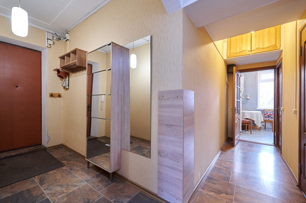 Продам двухкомнатную (2-комн.) квартиру, Маршала Бирюзова ул, 18, Москва г