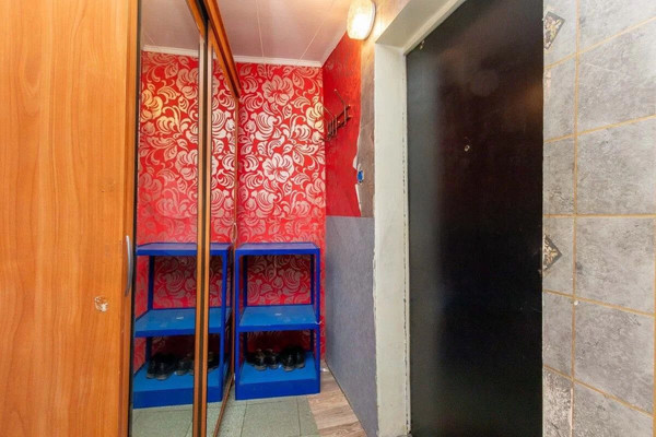 Продам двухкомнатную (2-комн.) квартиру, 9 Января ул, 4, Тюмень г