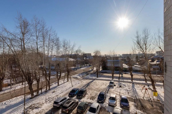 Продам двухкомнатную (2-комн.) квартиру, 9 Января ул, 4, Тюмень г