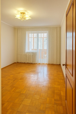 Продам трехкомнатную (3-комн.) квартиру, 60 лет Октября ул, 37, Симферополь г