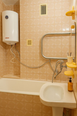 Продам трехкомнатную (3-комн.) квартиру, 60 лет Октября ул, 37, Симферополь г