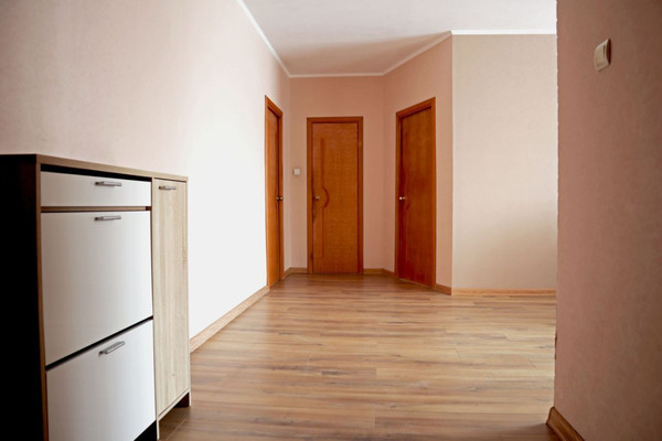 Продам трехкомнатную (3-комн.) квартиру, Брусничная ул, 13, Калининград г