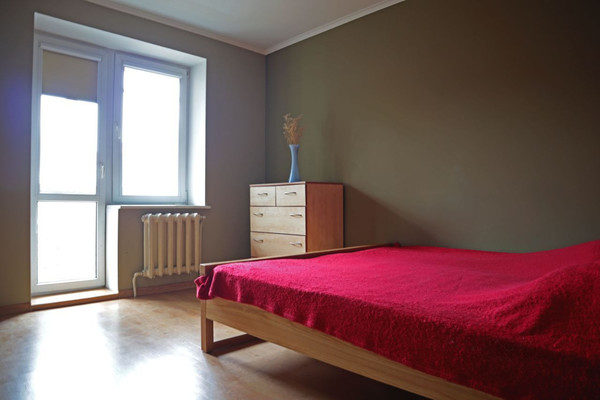 Продам трехкомнатную (3-комн.) квартиру, Брусничная ул, 13, Калининград г