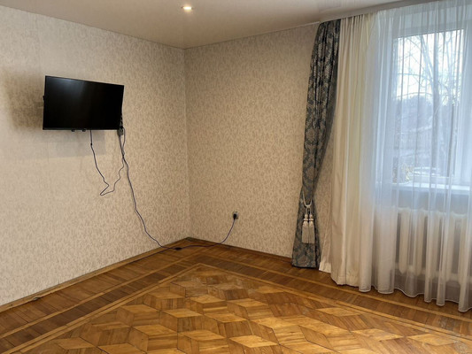 Продам трехкомнатную (3-комн.) квартиру, Салгирная ул, 23, Белоглинка с