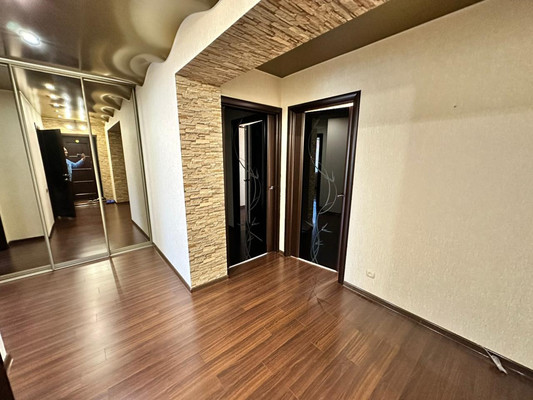 Продам трехкомнатную (3-комн.) квартиру, Октябрьская ул, 97а, Тихорецк г