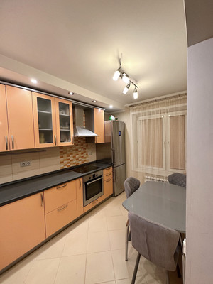 Продам трехкомнатную (3-комн.) квартиру, Маршала Захарова ул, 23, Москва г