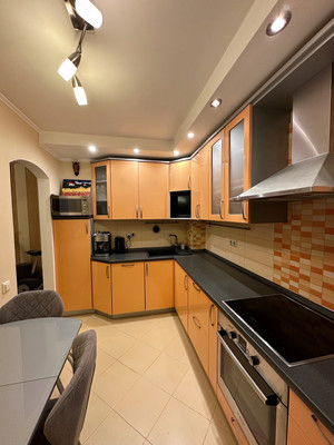 Продам трехкомнатную (3-комн.) квартиру, Маршала Захарова ул, 23, Москва г